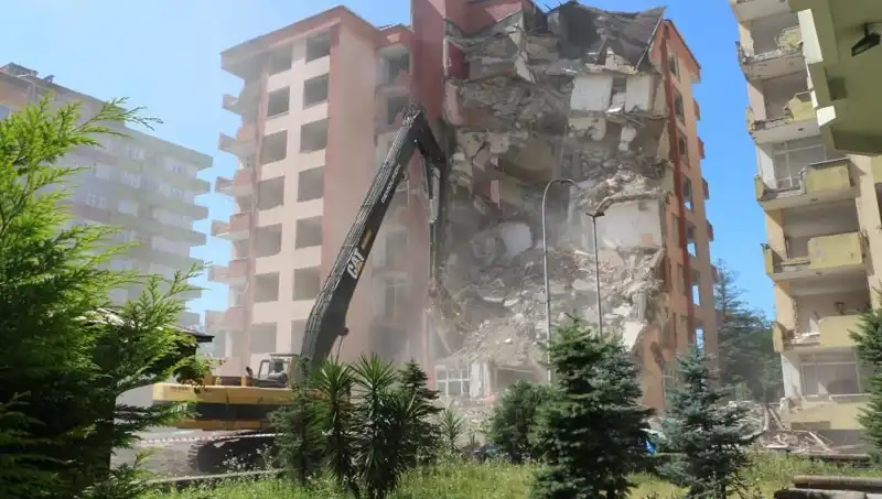 Dalgalar Yıkmadı, İki Bina Yerle Bir Oldu: Son Gelişmeler!