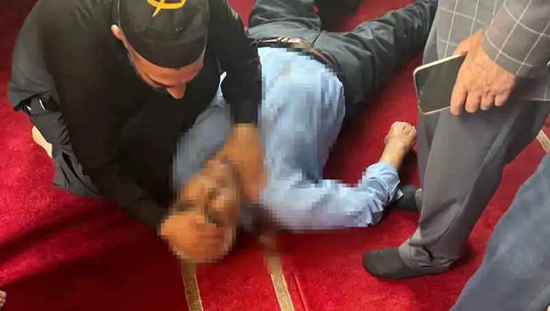 Camide Sadece Dua Ediyordu, Birden Bıçaklı Saldırıya Uğradı!