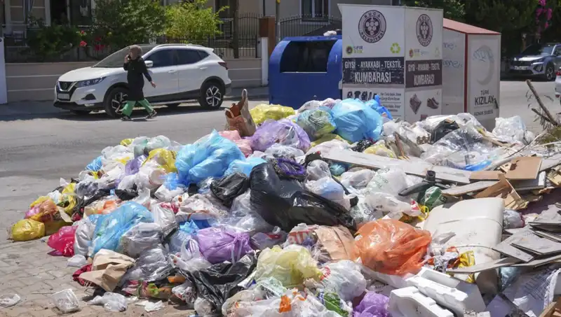 İzmir’de Çöp Yığınları Tükenmeyen Bir Sorun Haline Geldi