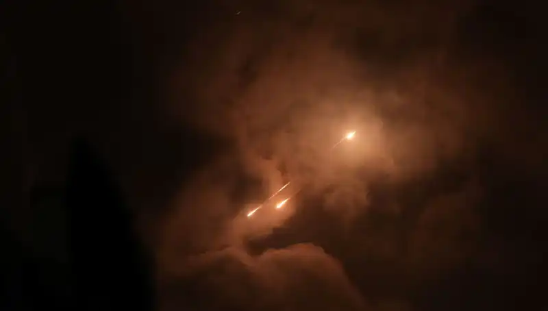 İran’ın Gece Saldırıları: Füzelerin Ateşlenme Saatleri Kasıtlı mı?