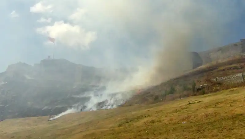 Kars Kalesi Eteklerinde Ciddi Anız Yangını: Tüm Detaylar Burada!