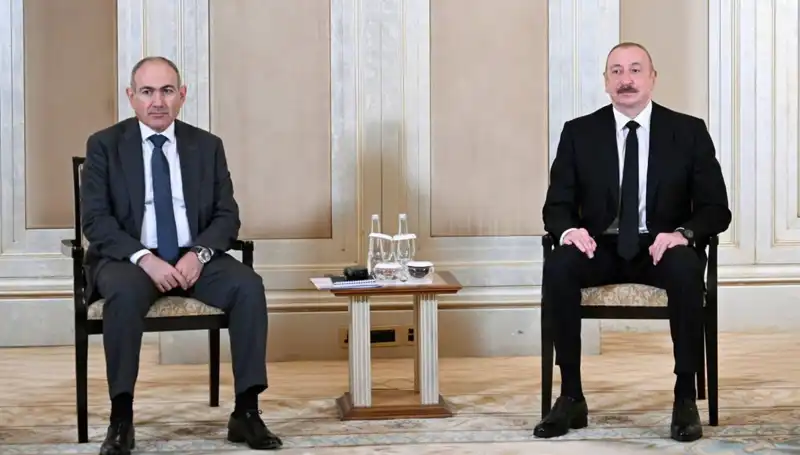 Aliyev ve Paşinyan, Abu Dabi'de Barış Görüşmesi Gerçekleştirdi
