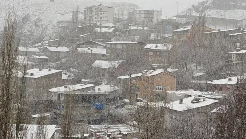 Hakkari'ye Nisan Ayında Yağan Kar, Doğayı Beyaza Bürüdü