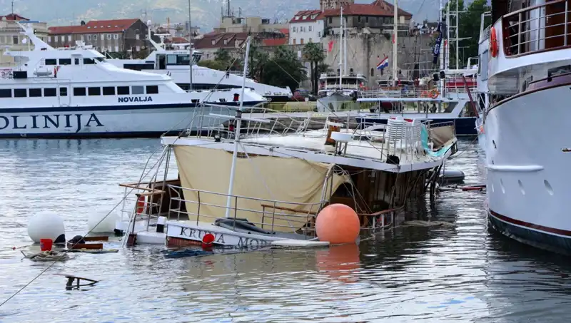 Hırvatistan’da Sel Felaketi: Fırtınada Feribot Geminin Tabanına Çarptı, Kıyamet Koptu