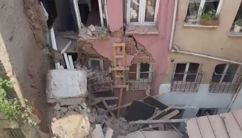 İstanbul’da Üç Katlı Bina Balkonu Çöktü: Olayın Ayrıntıları ve İlk Bilgiler