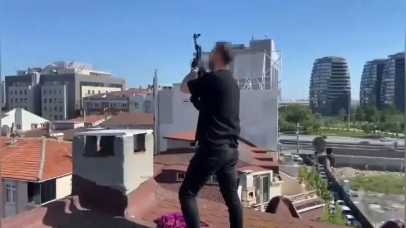 İstanbul'da Şok Eden Olay: Çatıda Yakalanan Şüphelilerden Bacadan AK-47 Çıktı