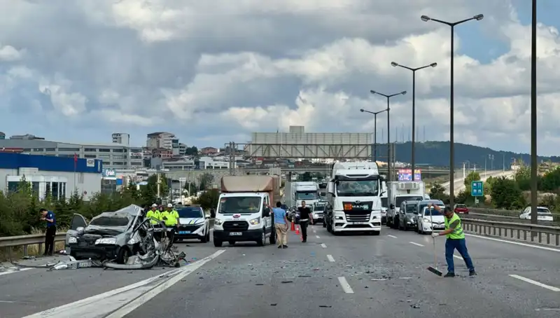 Otoyolda Korkunç Kaza: Üç Kişi Araçta Sıkıştı, Trafik Felç Oldu!