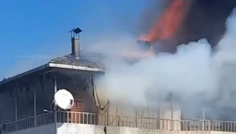 5 Katlı Binanın Çatısında Korkutan Yangın: Olayın Ayrıntıları Ne?