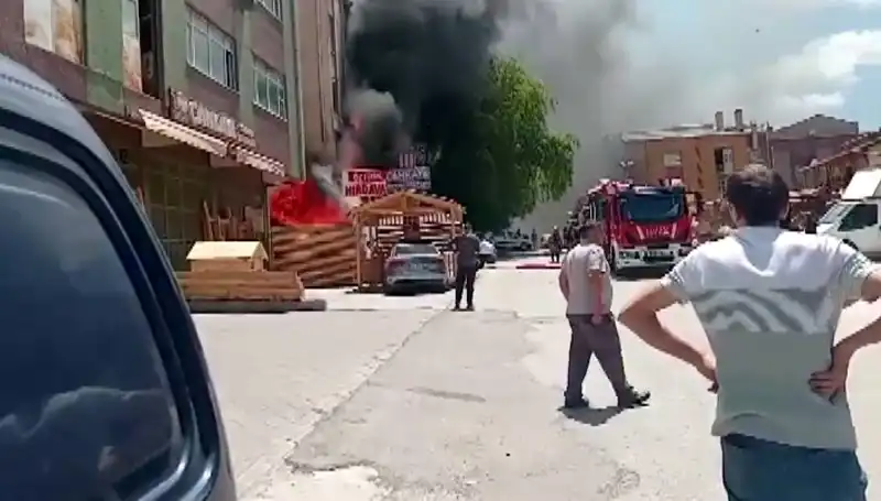 Ankara'da Büyük Yangın: Etrafta Panik ve Korkuya Neden Oldu