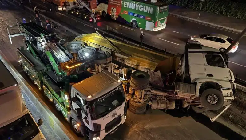 Moloz Yüklü Hafriyat Kamyonu Devrildi: Olayın Detayları ve Sonuçları