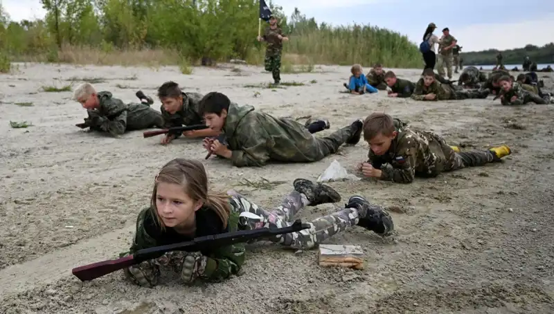 8 Yaşındaki Çocukların Savaşçı Eğitimi: Rusya'daki Tartışmalı Kamptan Çarpıcı Görüntüler