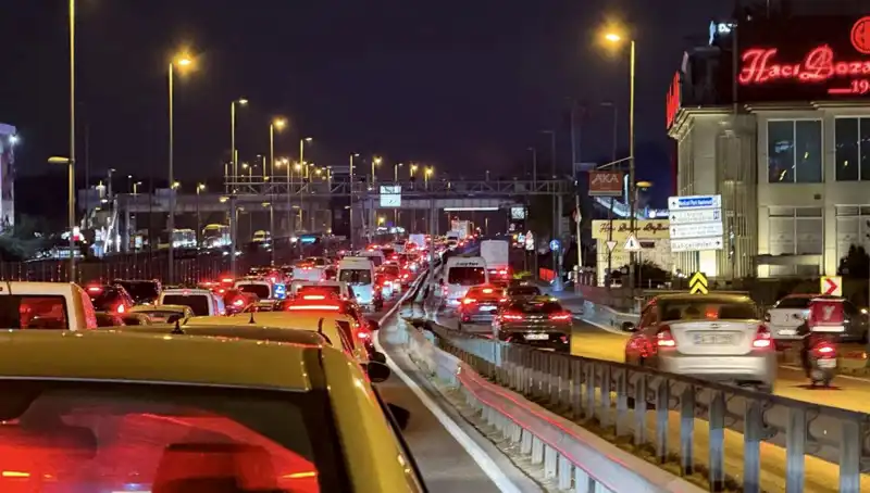 Yenibosna Metrobüs Yaya Üst Geçidinde Kritik Çalışma Başlıyor!