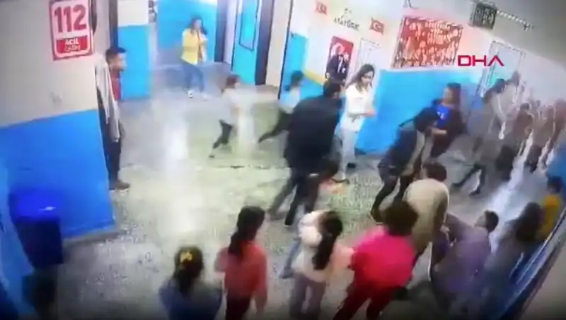 Öğrencinin Bayılmasına Müdahale Eden Müdür Yardımcısının Kahramanlığı