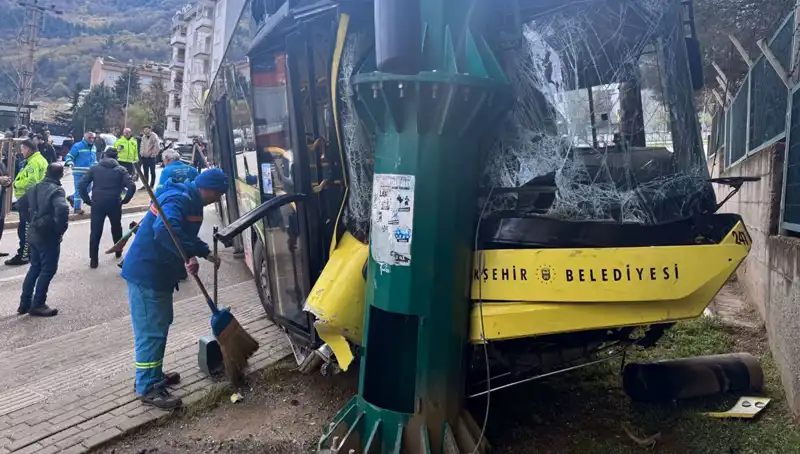 Bursa’da Belediye Otobüsü Kaza Yaptı: 8 Yaralı, İnceleme Sürüyor!