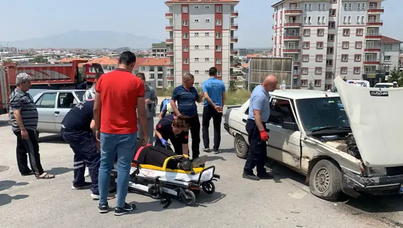 Kavşakta Meydana Gelen Kaza Sonucu İki Kişi Yaralandı: Detaylar Ortaya Çıktı