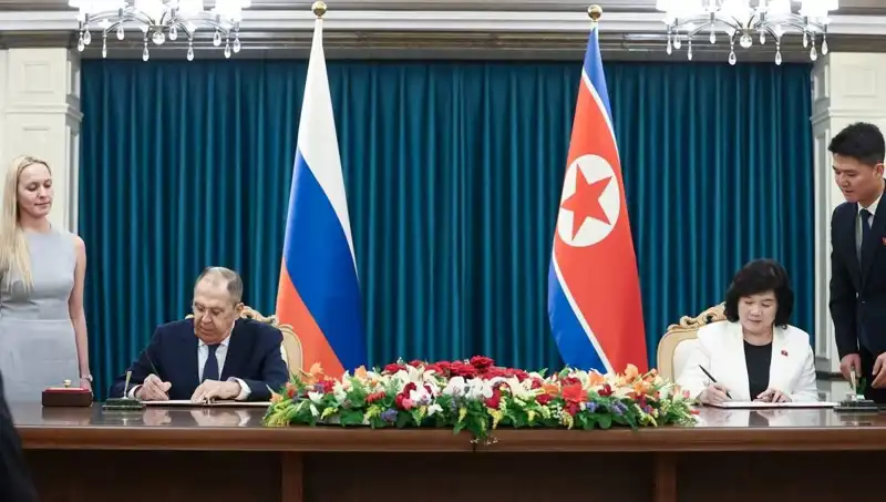 Lavrov ve Kuzey Koreli Mevkidaşı: Arka Planda Ne Var?