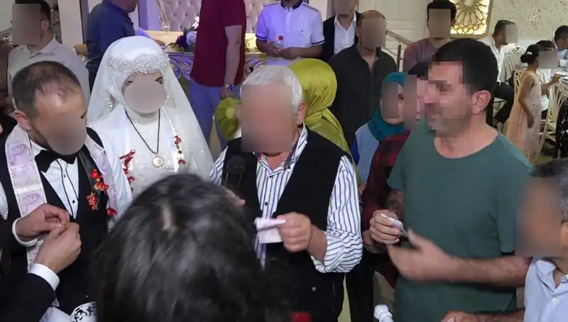 Davetsiz Düğüne Daldı, Pasta Yedi ve Takıları Çaldı!