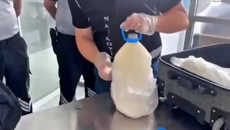 Havalimanında Süt Şişesinde Şok Kaçakçılık: 12 Kilo 800 Gram Uyuşturucu