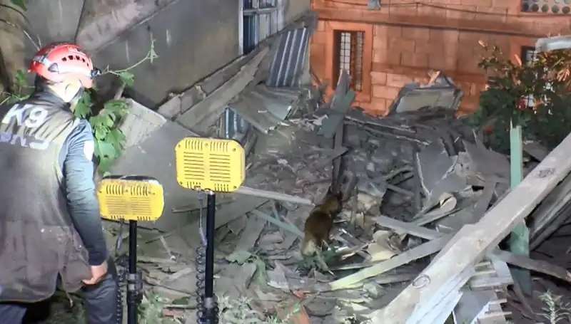 İstanbul'da Deprem Sonrası Hasar Gören Bina Çöktü: Sarsıcı Gerçekler