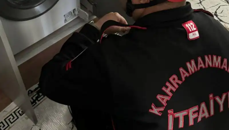 Çamaşır Makinesine Sıkışan Kediye İtfaiyeden Kahramanca Kurtarma Operasyonu