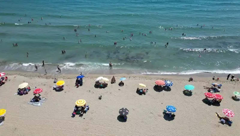 Sıcak Havalar Tekirdağ'da Plajları Dolup Taşırdı: Sahil Keyfi Başladı!