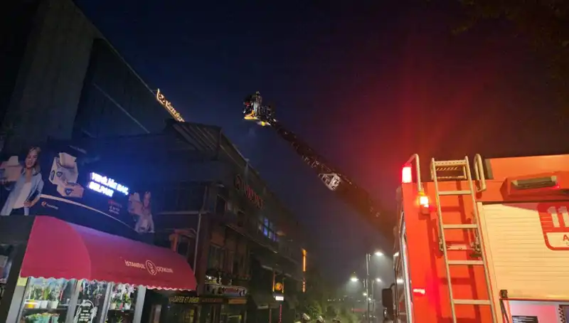 Beşiktaş'taki 3 Katlı Restoranda Korkutan Yangın: Mahalleyi Sardı!