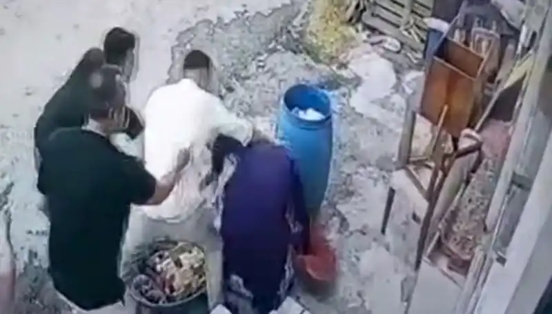 Başakşehir'de Bidon Tartışması Kanlı Bitti: Baba ve Oğul Kadını Darbetti