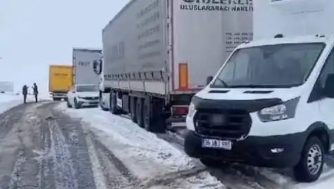 Kars-Ardahan Karayolu'nda Kar Yağışı TIR'ları Kandırdı, Seyahat Aksadı!
