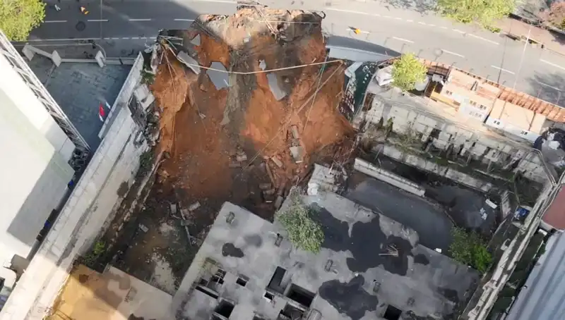 Sarıyer'de Aniden Çöken Yol, Cadde Trafiğe Kapatıldı