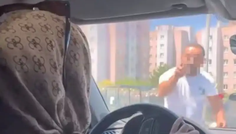 Trafikte Dehşet Anları: Önünü Kesen Sürücü Camı Yumrukladı!