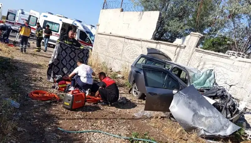Lastiği Patlayan Araba İstinat Duvarına Çarptı: Felaketin Ardındaki Gerçekler