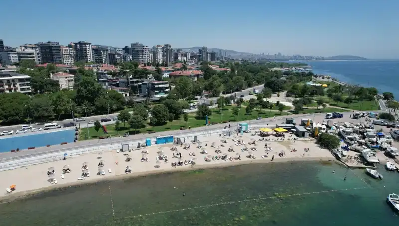 İstanbul’un Sıcak Hava Dalgası Caddebostan’ı Doldurdu