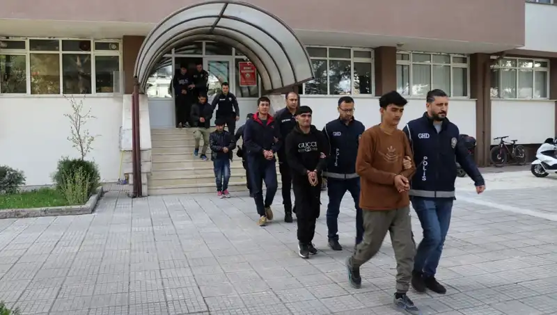 Düzensiz Göçmen Operasyonları: İki İlde 21 Kişi Yakalandı