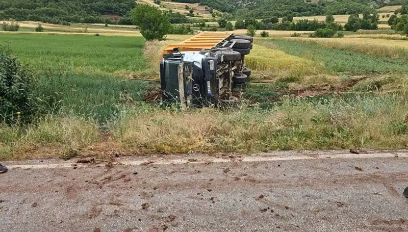 Tokat'ta Devrilen Kamyonun Şoförü Hayatını Kaybetti: Olayın Detayları