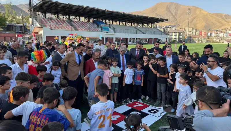Hakkari'de Renkli Bir Anadolu Şenliği Coşkuyla Açıldı
