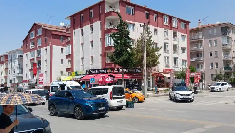 Taksi ile Otomobilin Çarpışması Sonucu 3 Yaralı: Kaza Anı Güvenlik Kamerasında