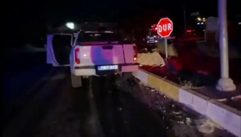 İzmir’de Trafik Kazası: Kamyonet ve Hafif Ticari Araç Çarpıştı, 7 Kişi Yaralandı