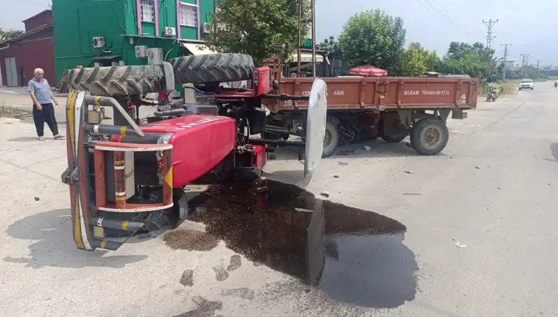 Otomobille Çarpışan Traktör Devrildi, İki Kişi Yaralandı