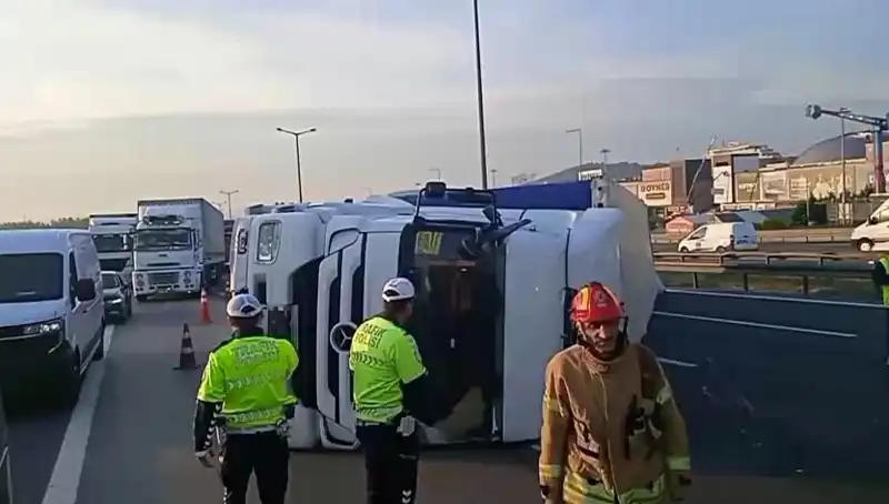 Pendik TEM Otoyolu’nda TIR Devrildi: İstanbul Yönünde Araç Kuyruğu Neden Uzadı?
