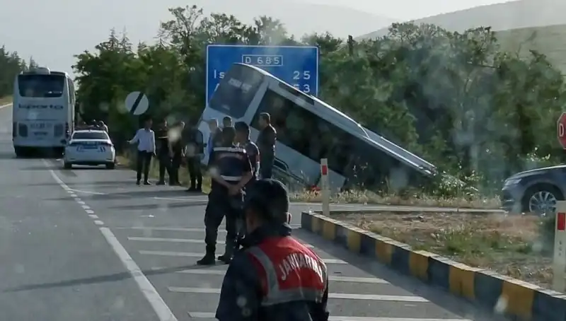 Isparta’da Tur Otobüsü ile Yolcu Otobüsü Çarpıştı: Olayda Yaralılar Var
