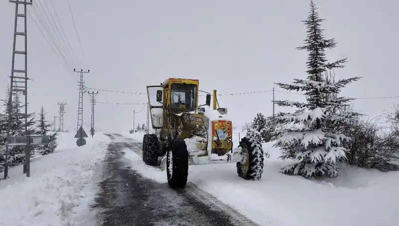Kayseri'de Kışın Zorlayıcı Yüzü: Kardan Kapanan Yollar Yeniden Açılıyor!