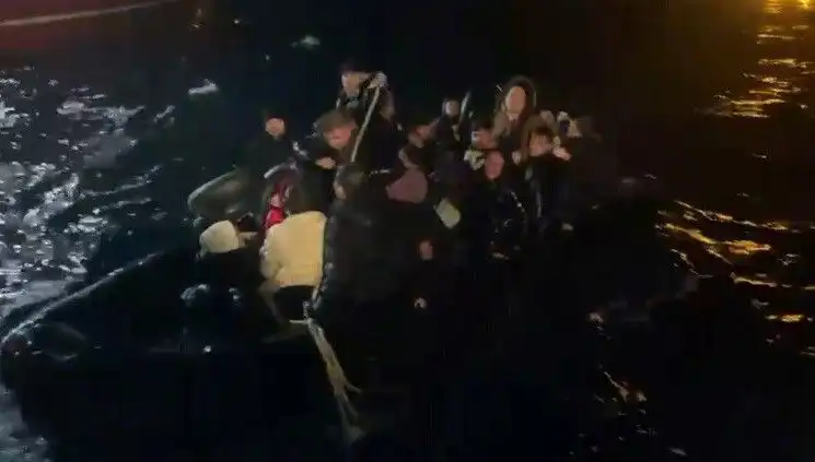 Ayvalık Açıklarında 32 Düzensiz Göçmen Kurtarıldı: Yeni Bir Dramın Pençesinde