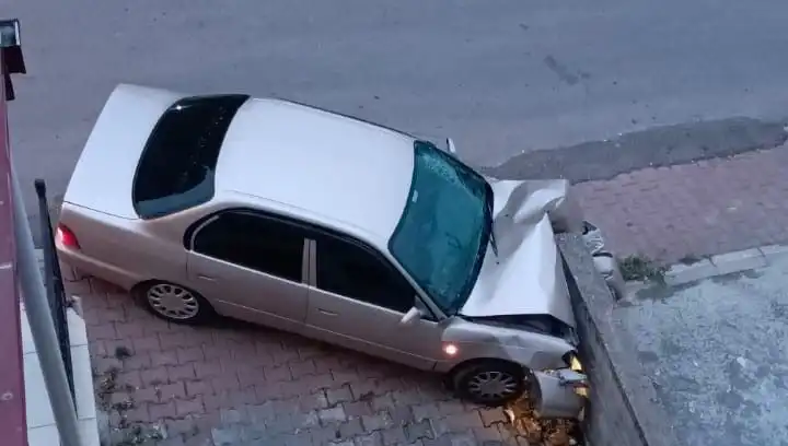 Kontrolünü Kaybeden Araç, Duvara Çarparak Feci Bir Kaza Geçirdi