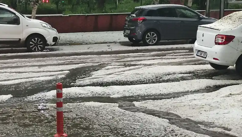 Ardahan’da Dolu Yağışı Şehrin Görünümünü Değiştirdi: Beyaz Bir Manzara