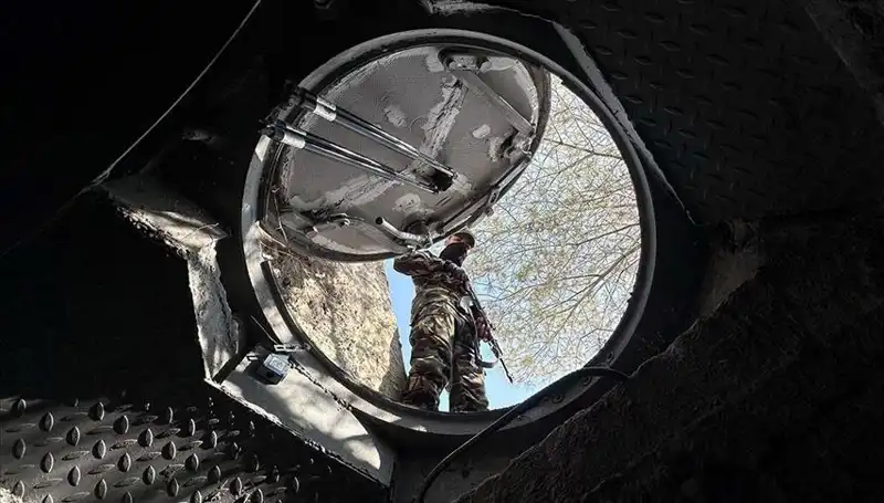 Esad'ın Kardeşinin Gizemli Odaları: Tüneller ve Zırhlı Kapılar!