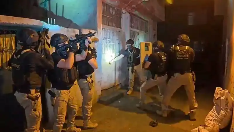 İstanbul'da DAEŞ'e Yönelik Dev Operasyon: 18 Gözaltı!