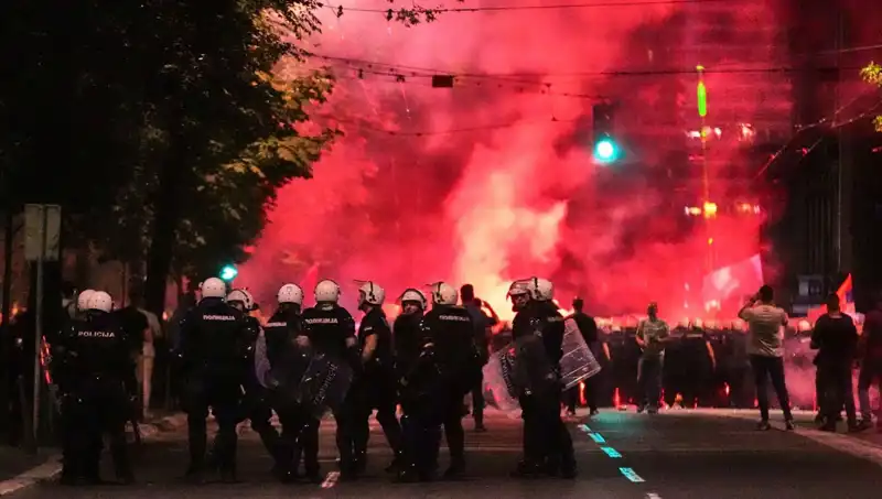 Sırbistan’da Erken Seçim İsyanı: On Binler Sokaklarda, Gözaltılar Başladı!