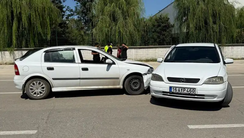 İki Otomobil Feci Şekilde Çarpıştı: Yaralıların Durumu Endişe Verici