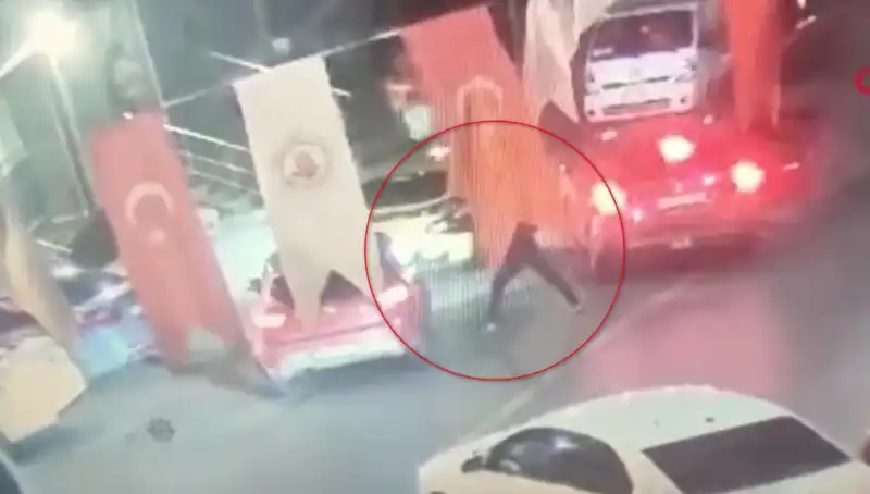 Kağıthane'de Sokak Ortasında Cinayet: Otomobildeki Genç Karanlık Bir Planın Kurbanı mı?