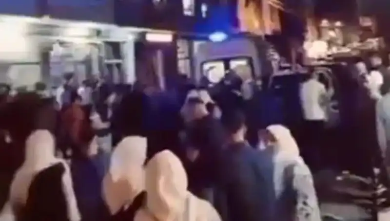 Genç Kız Balkondan Düşerek Hayatta Kalma Mücadelesi Veriyor